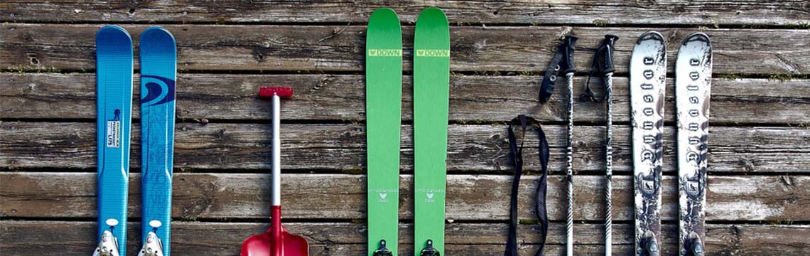 Skidutrustning med skidor, stavar och snspade