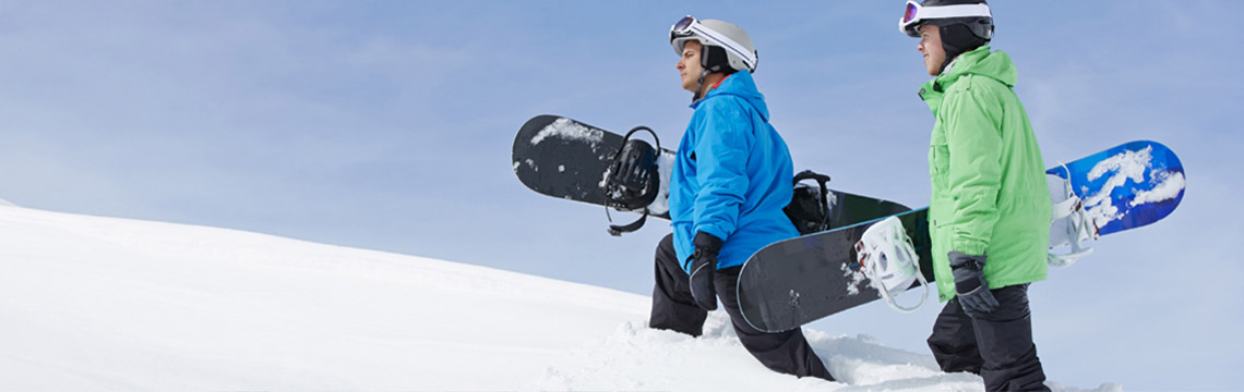 Tv mn i backen med sina snowboards